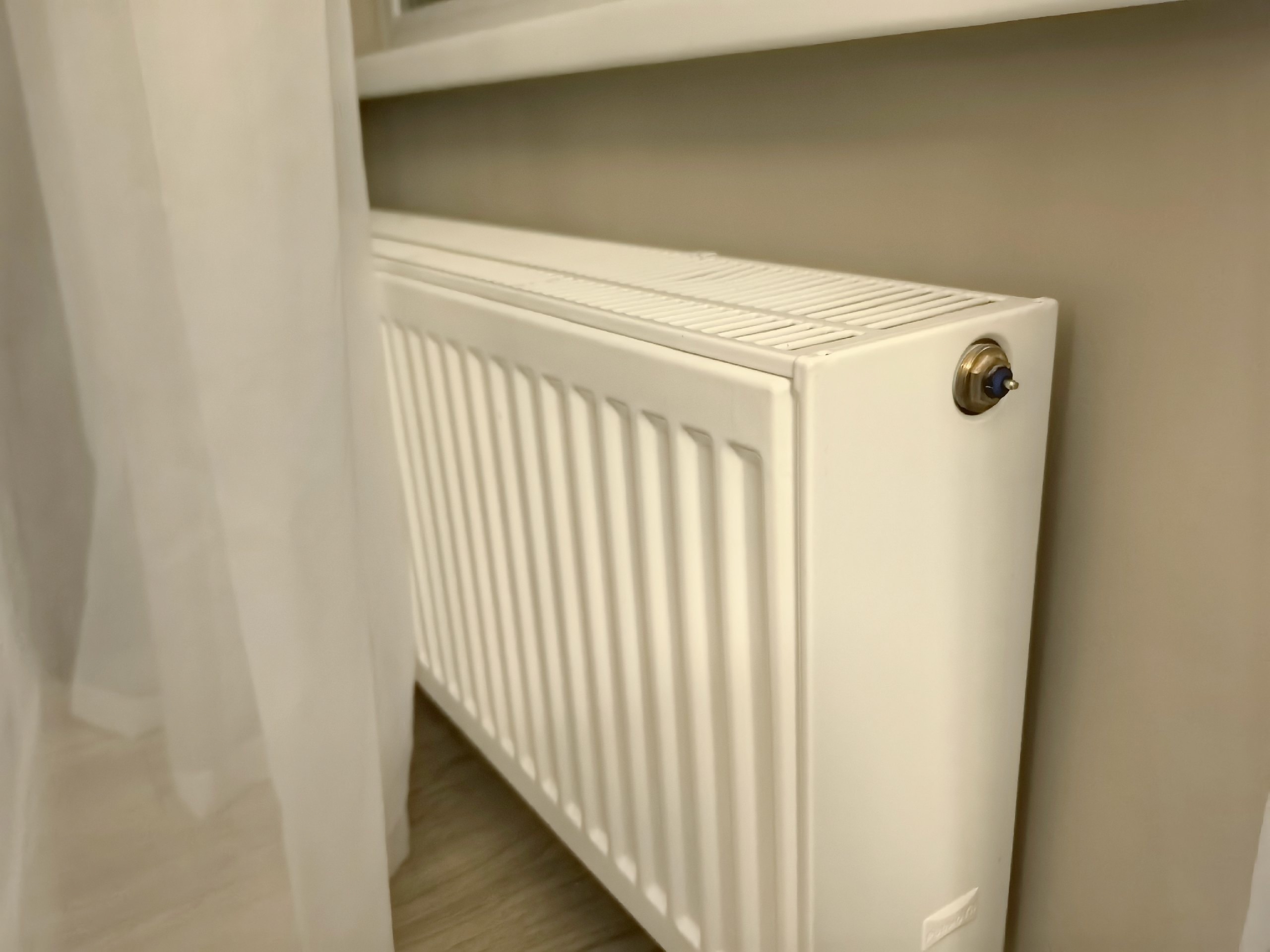 Современная батарея в квартире