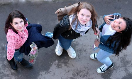 Три девушки смотрят в камеру снизу вверх.