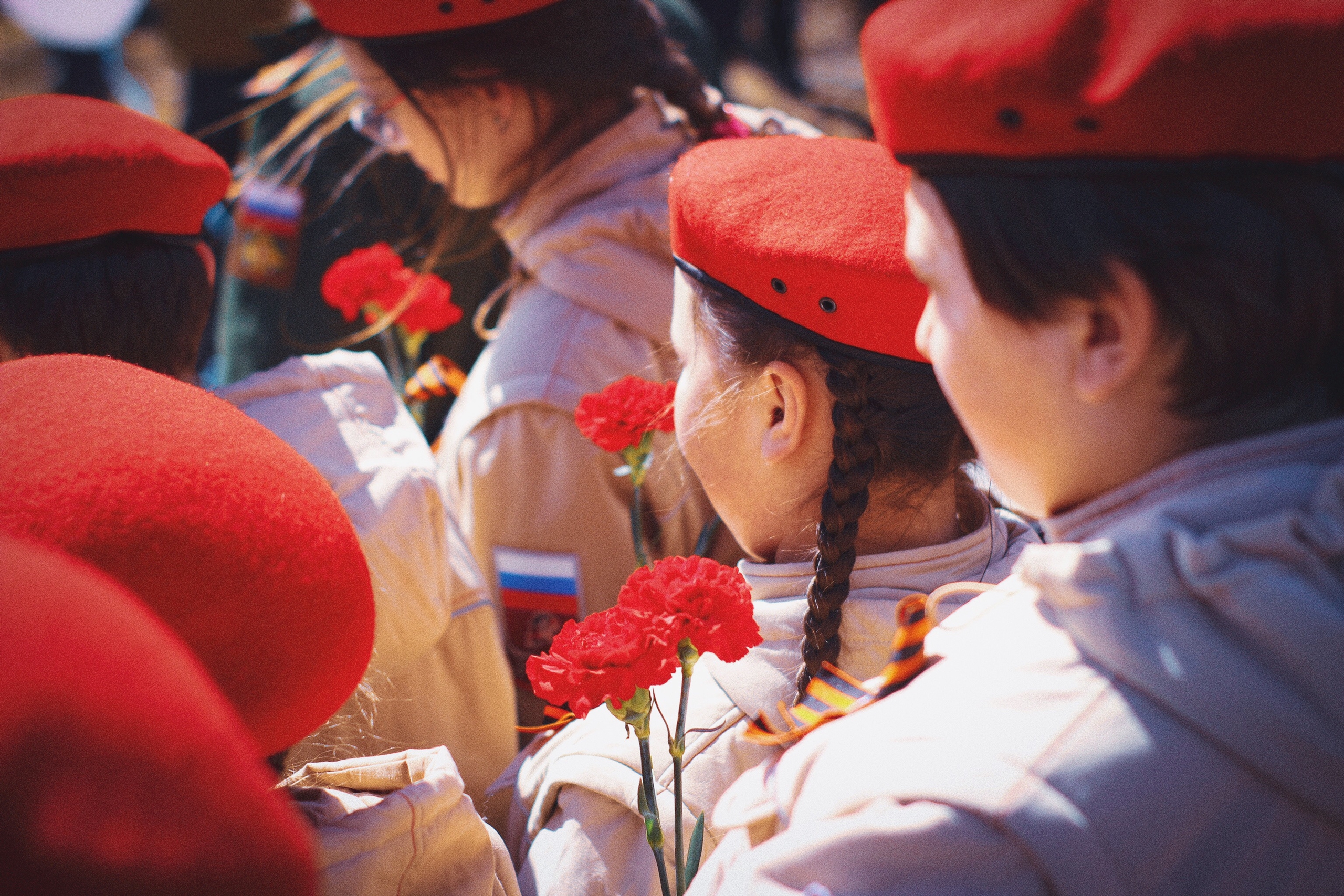 Юнармейцы держат гвоздики