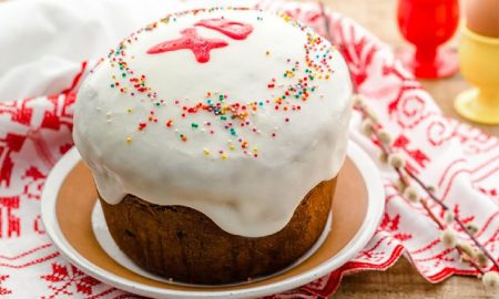 На столе стоит кулич