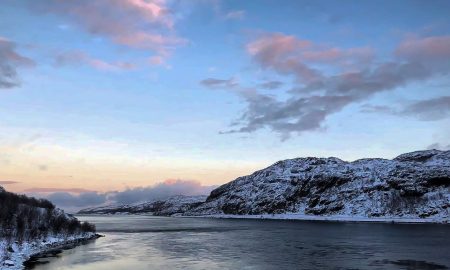 Замерзшая зимой река