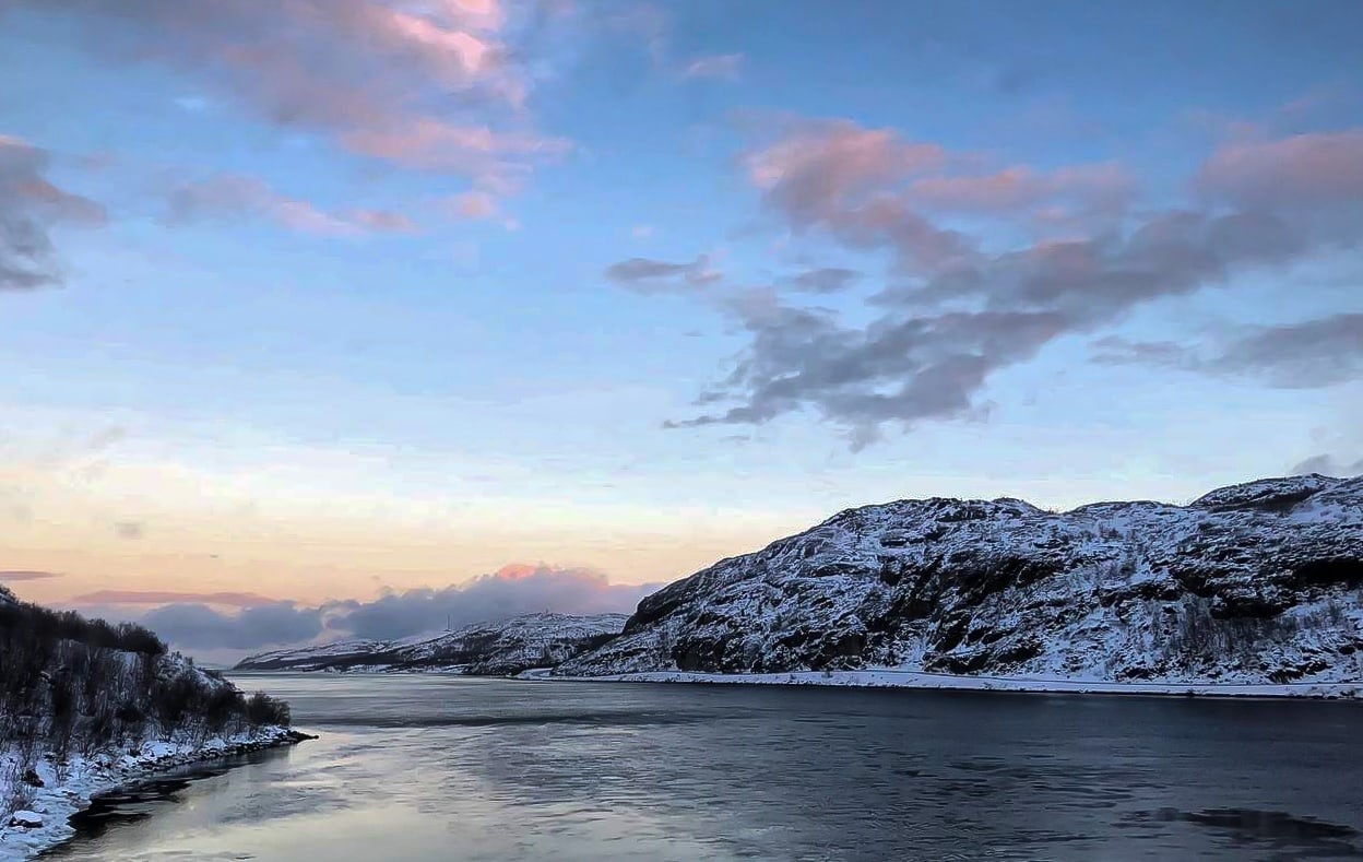 Замерзшая зимой река