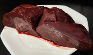 Печень лежит на тарелке