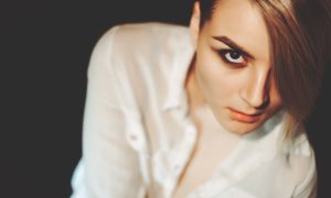 Смотрит яркая девушка