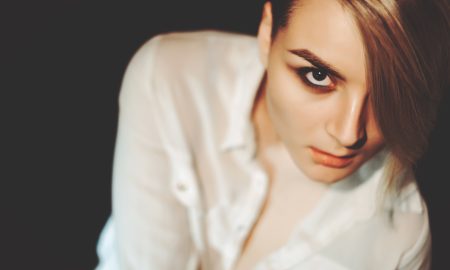 Смотрит яркая девушка