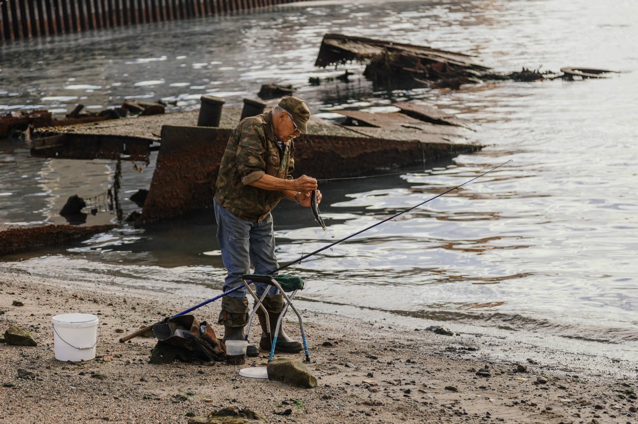 Рыбак на берегу