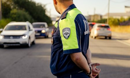 Сотрудник ГИБДД на дороге