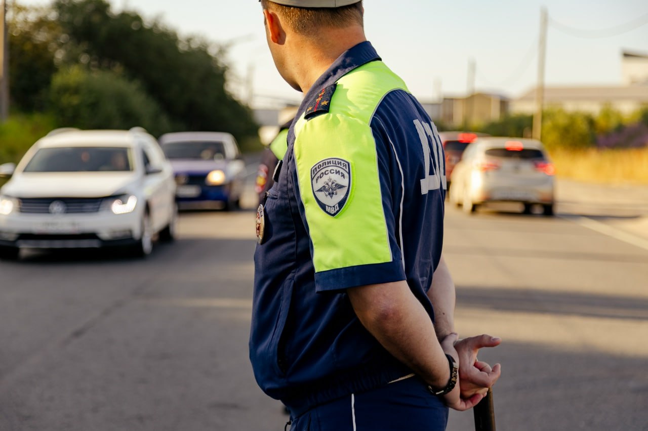 Сотрудник ГИБДД на дороге