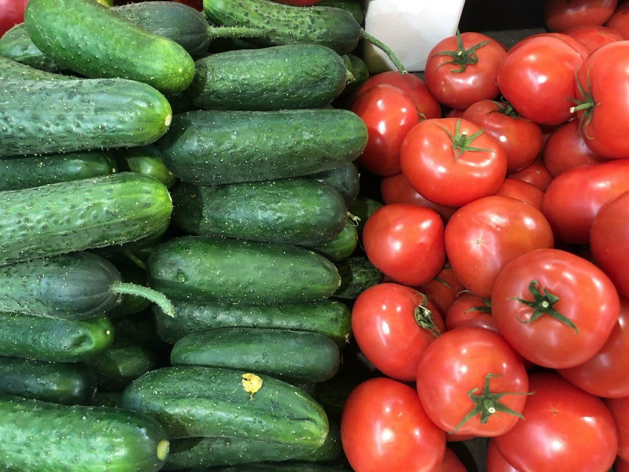 Помидоры и огурцы