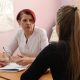 Врач сидит с пациентом