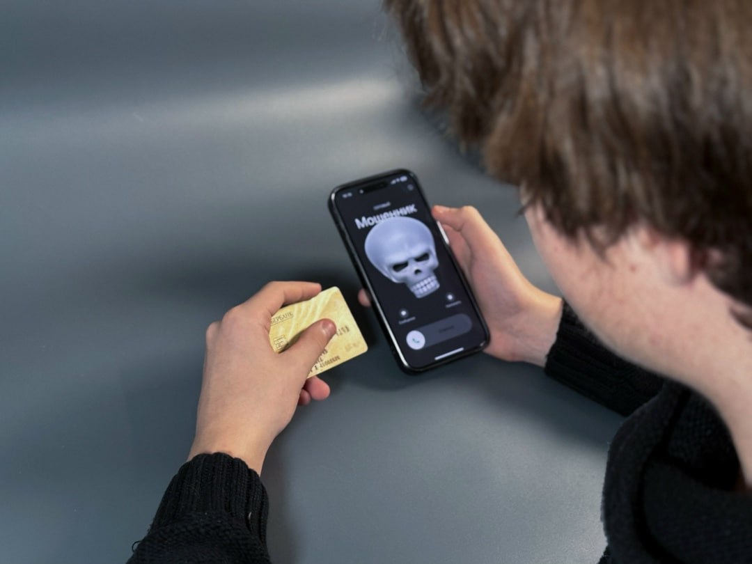 Мужчине звонит мошенник