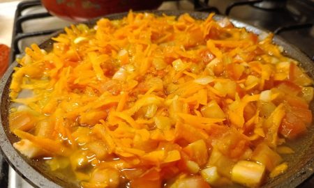 Зажарка из моркови и лука