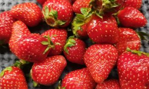 Сочная клубника на прилавке