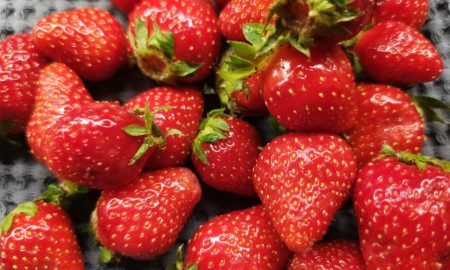 Сочная клубника на прилавке