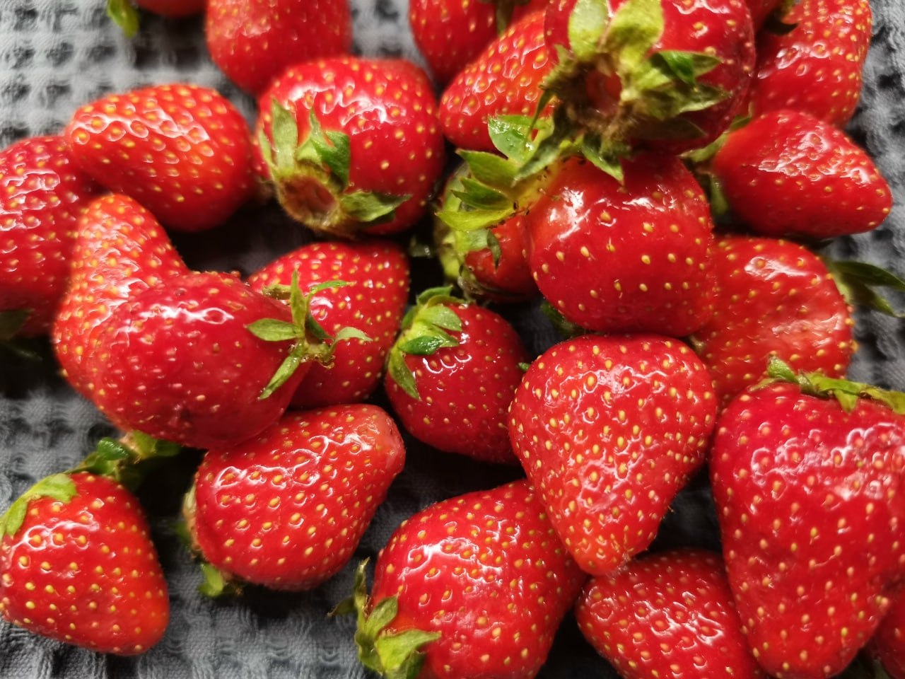 Сочная клубника на прилавке