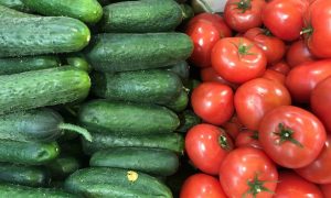 Огурцы и помидоры на прилавке