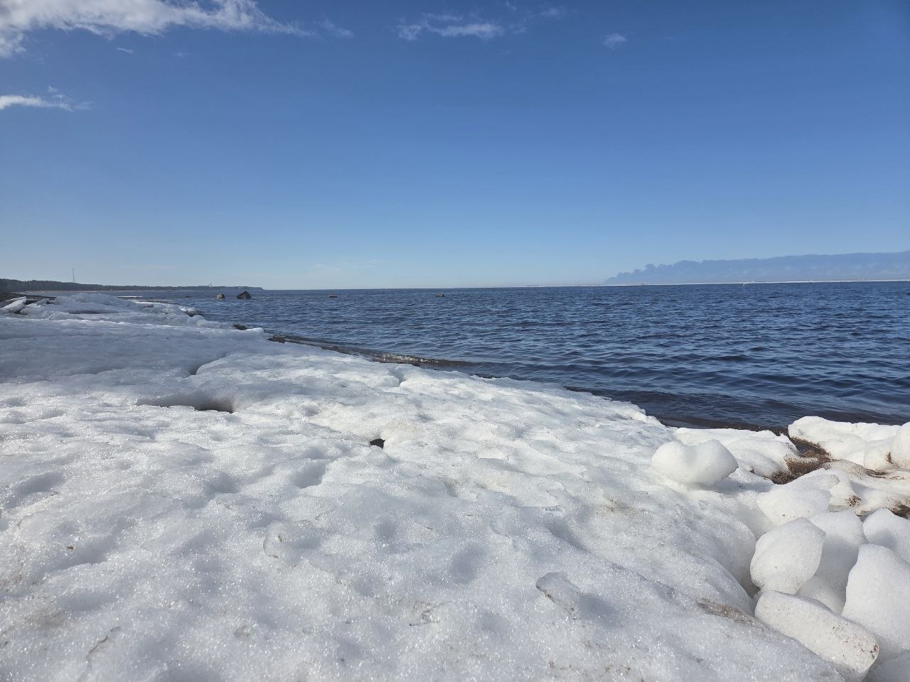Снег и лед на водоеме