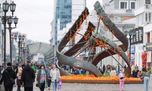 Фонтан в Екатеринбурге завалили хурмой