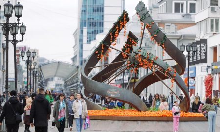 Фонтан в Екатеринбурге завалили хурмой