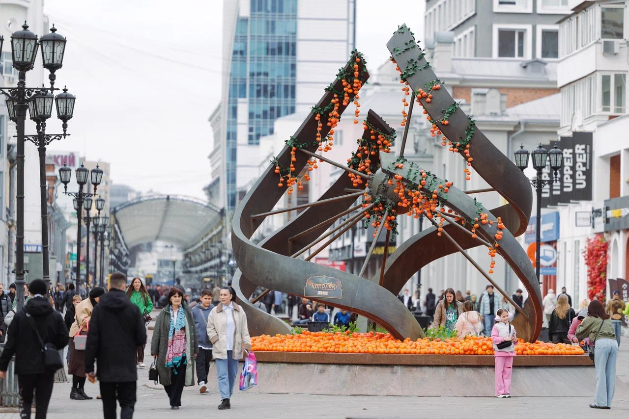 Фонтан в Екатеринбурге завалили хурмой