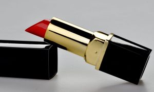 На столе лежит красная помада