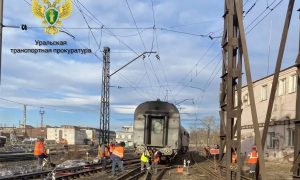 Сошедший с рельсов поезд