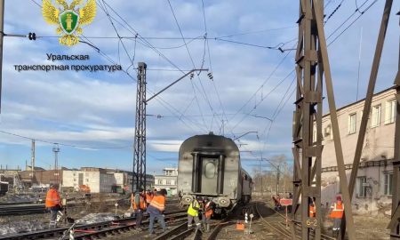 Сошедший с рельсов поезд