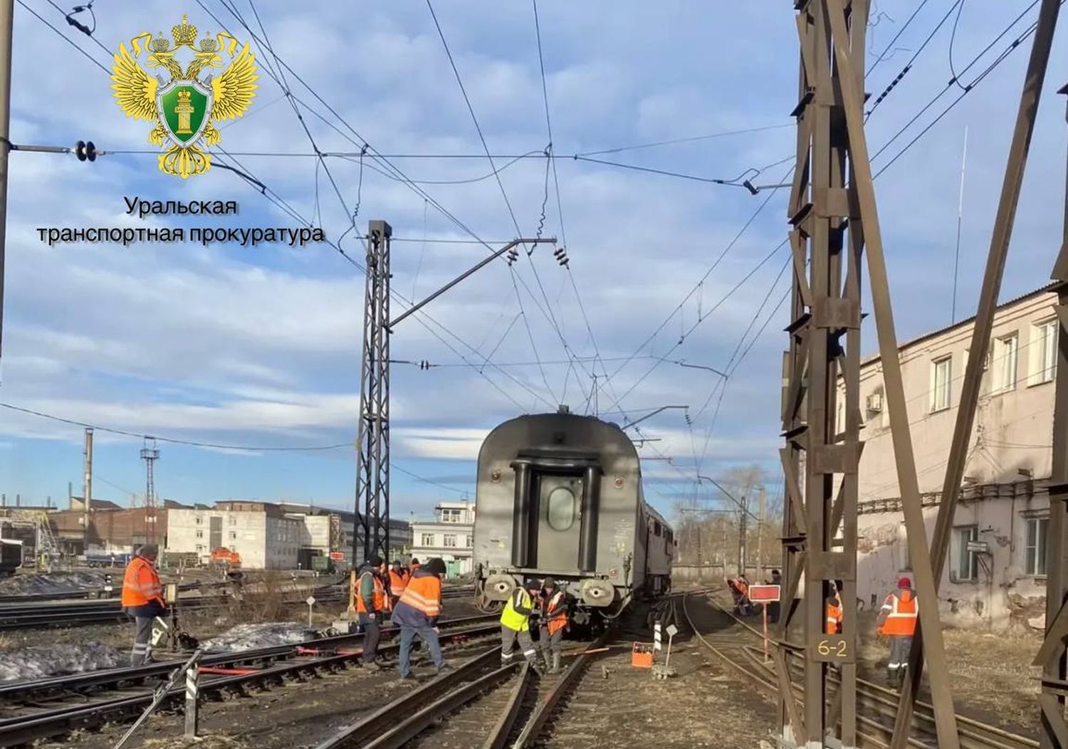 Сошедший с рельсов поезд