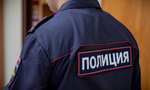 Сотрудник полиции спиной