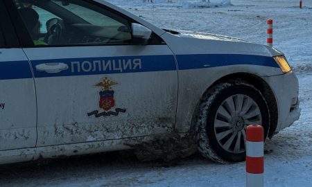 Сотрудники полиции в автомобиле