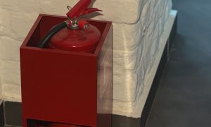 Огнетушитель стоит в квартире