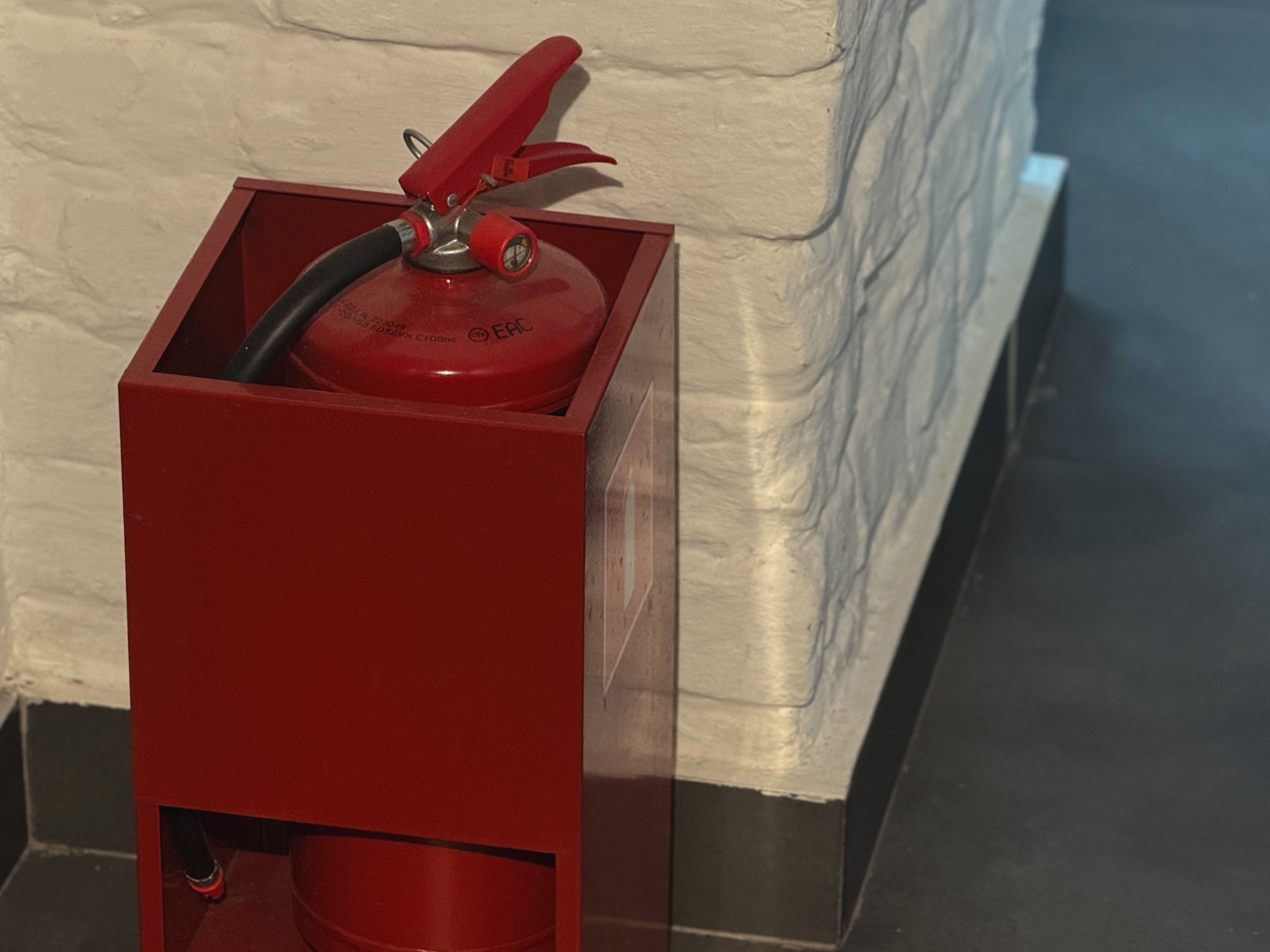 Огнетушитель стоит в квартире