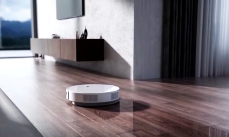 В комнате убирается робот-пылесос