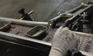 Мужчина работает на заводе