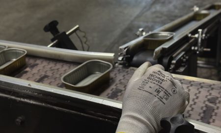 Мужчина работает на заводе