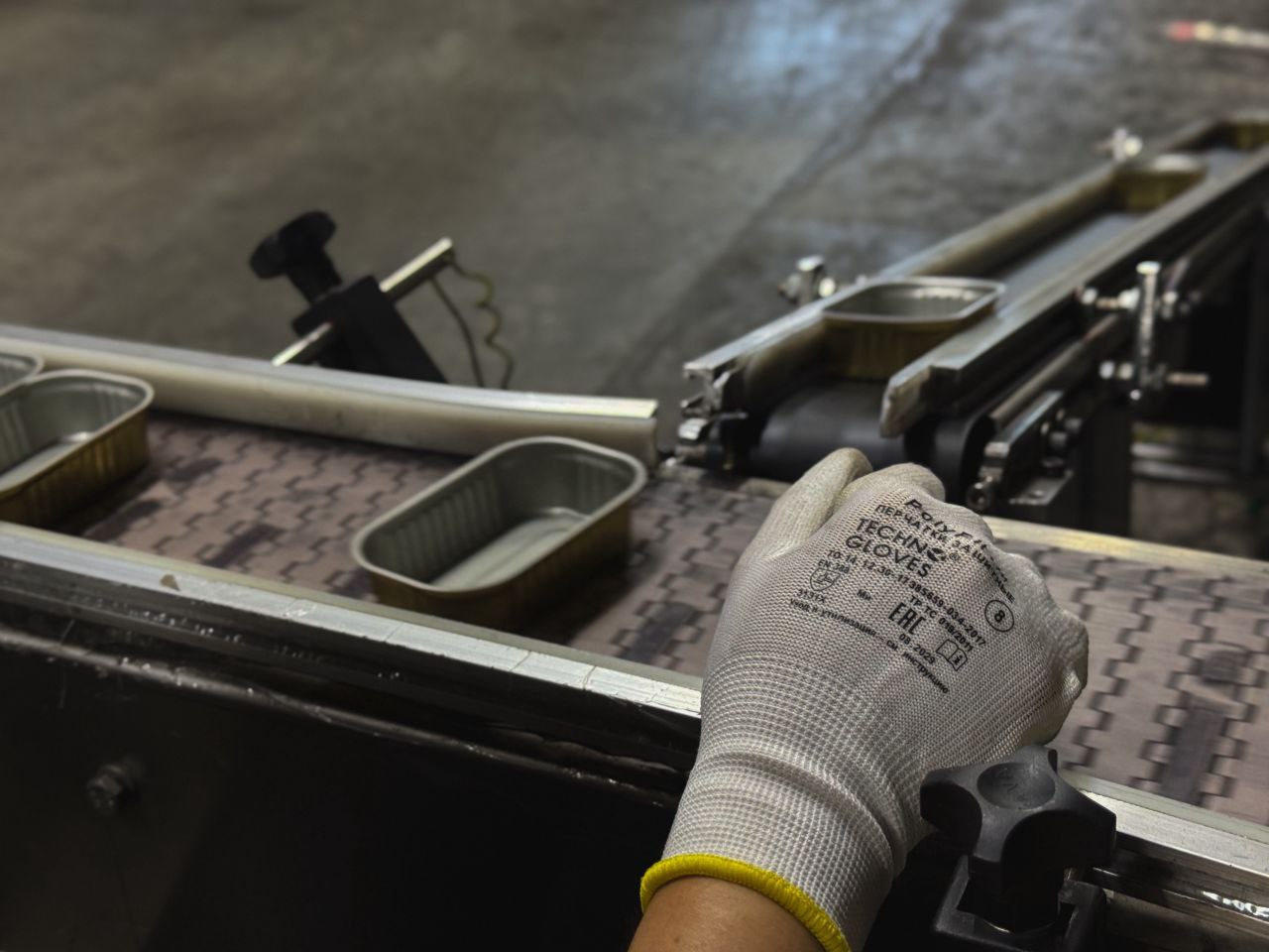 Мужчина работает на заводе