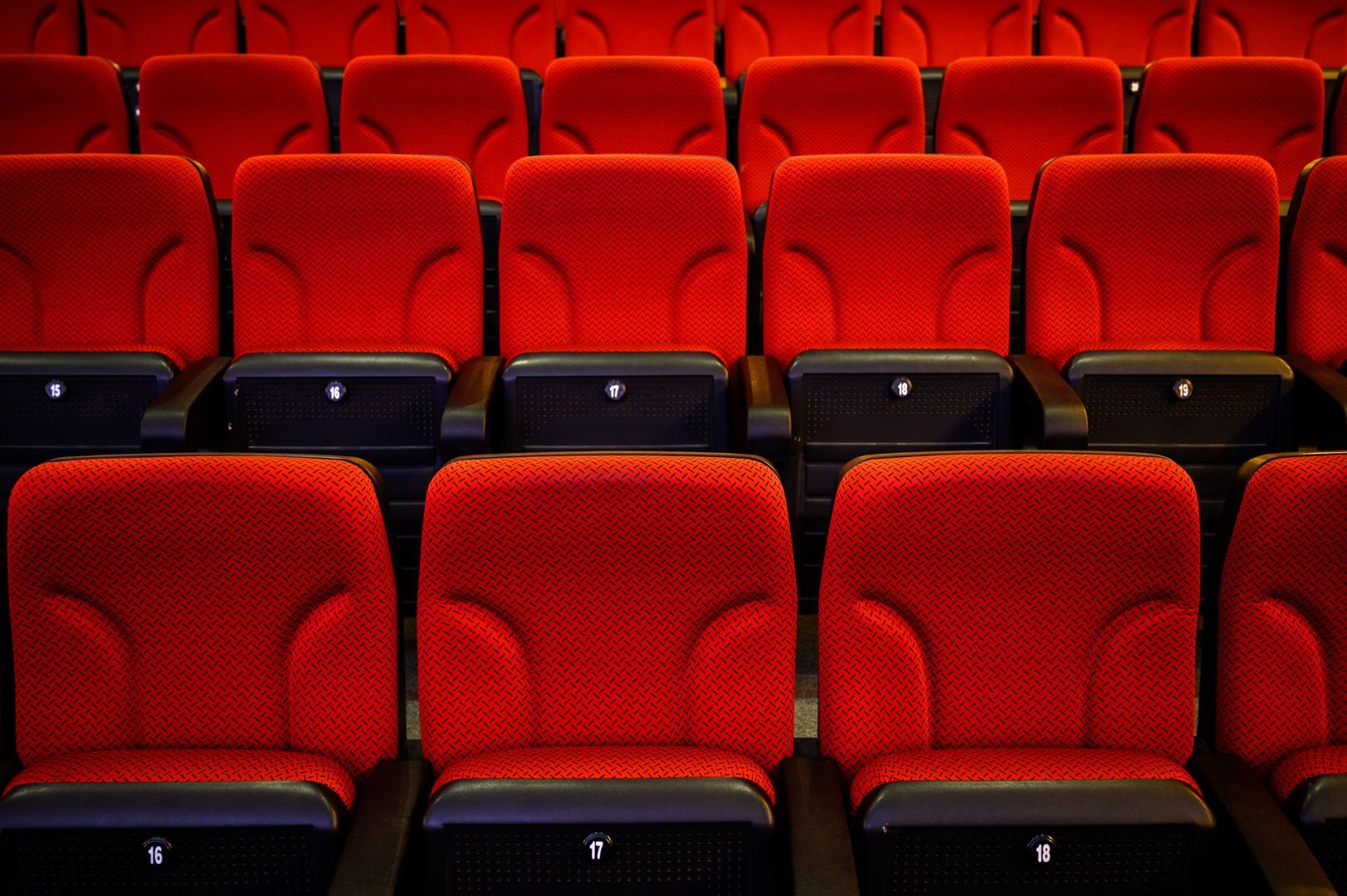 Кресла в кинотеатре