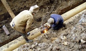 Сваривают металл люди