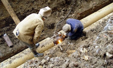 Сваривают металл люди