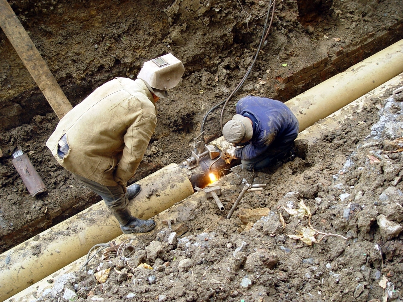 Сваривают металл люди