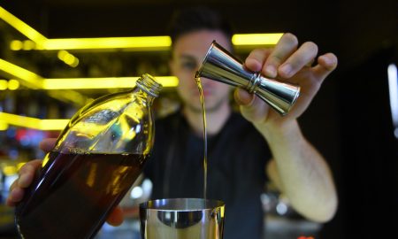 Бармен делает коктейль