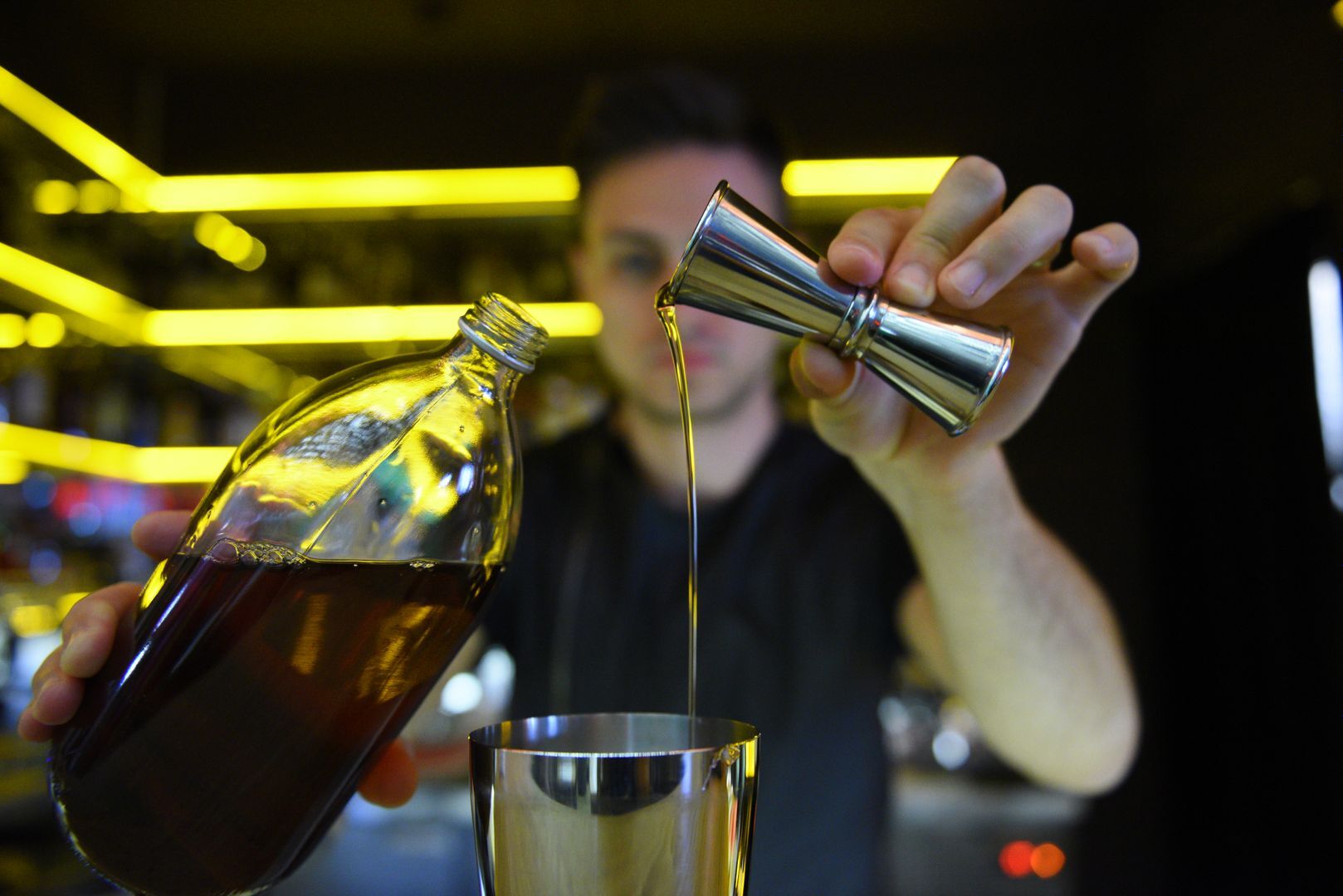 Бармен делает коктейль