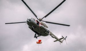 Вертолет в воздухе