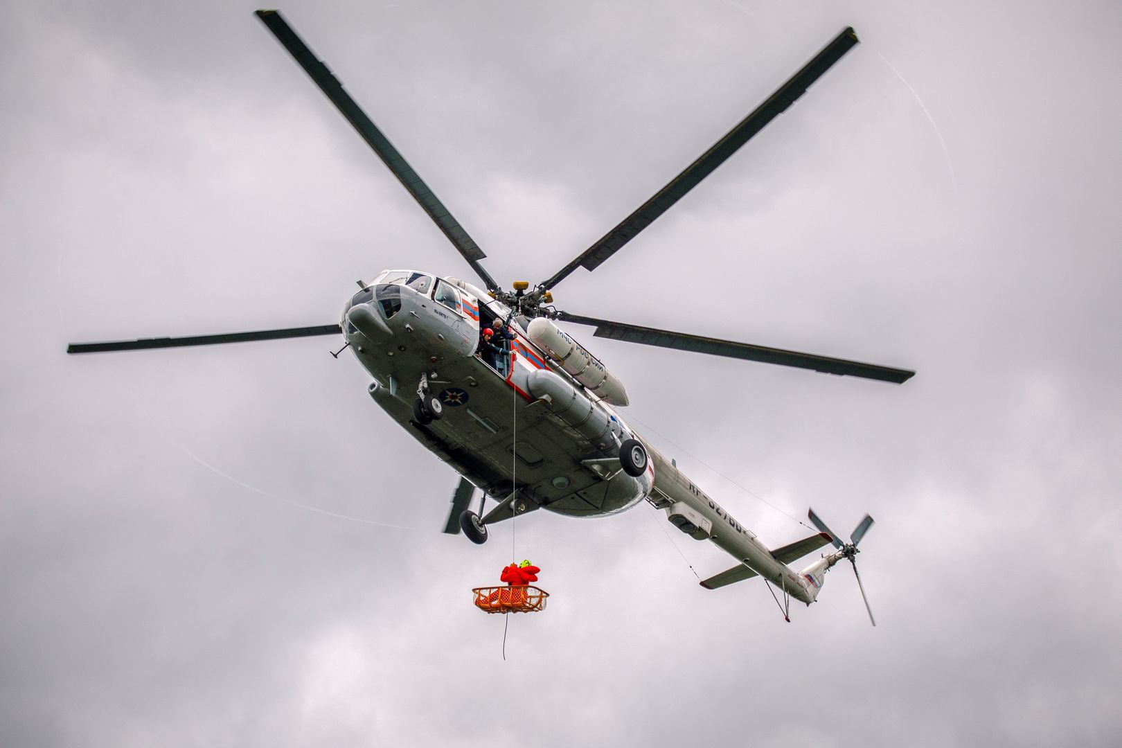 Вертолет в воздухе