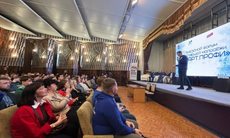 Люди сидят в зале