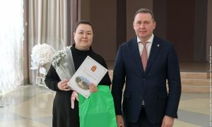 Вручают грамоту