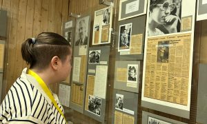 человек рассматривает доску