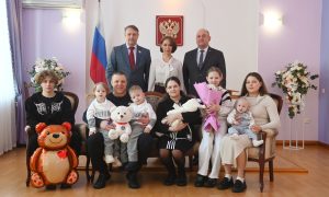 Вручают подарки