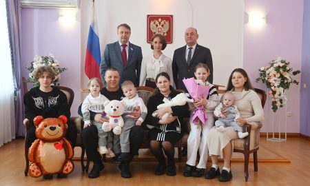 Вручают подарки