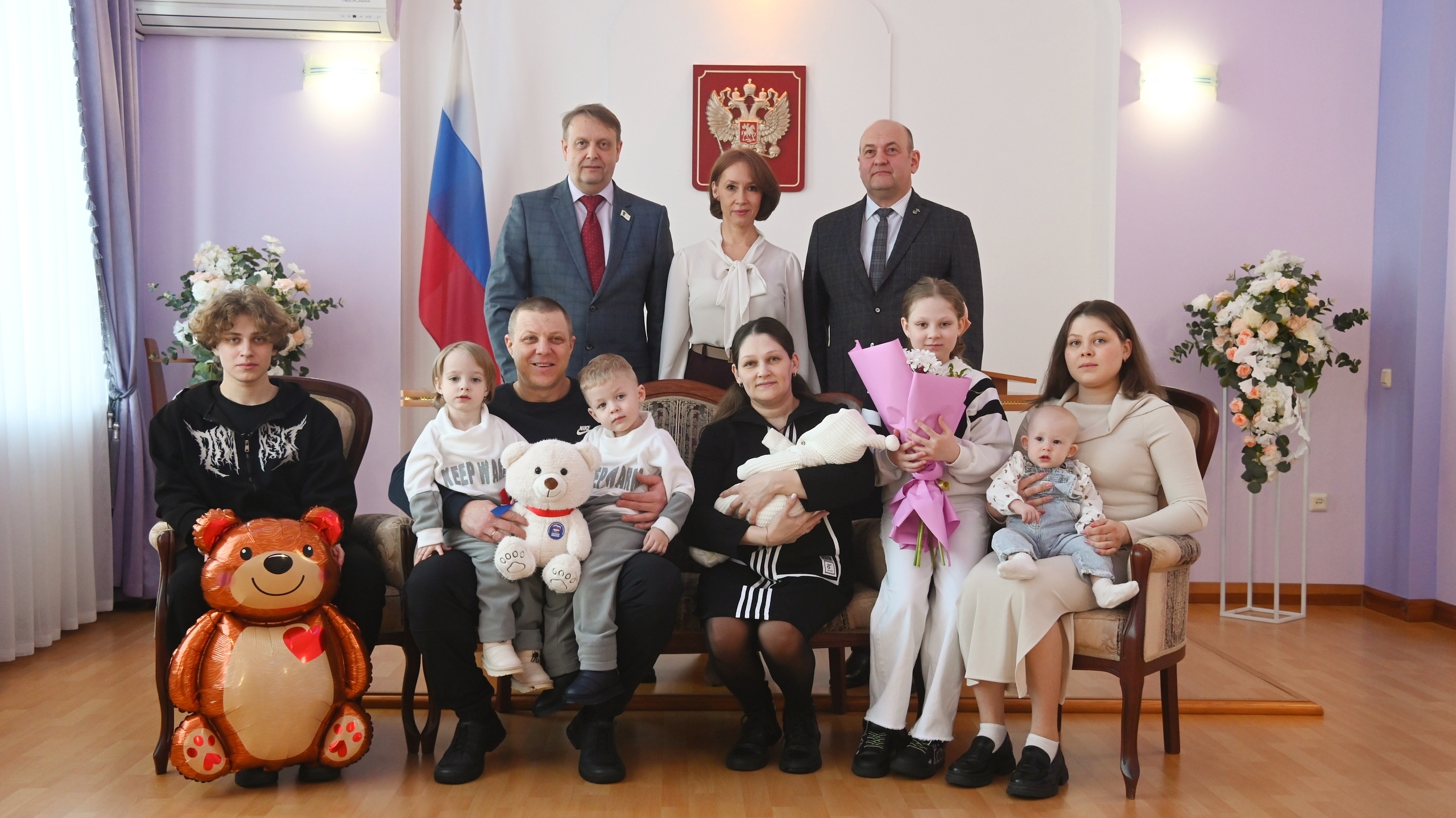 Вручают подарки